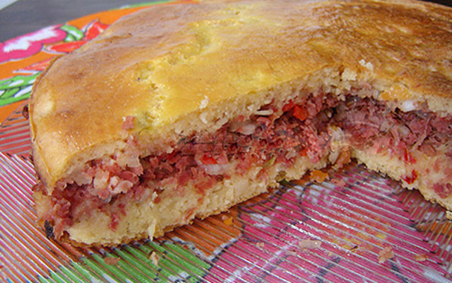 Torta salgada de Calabresa e Palmito