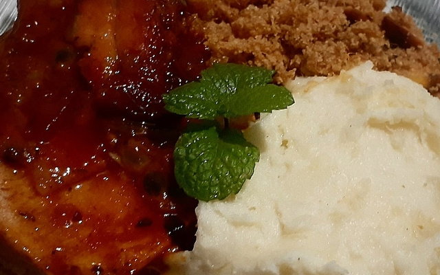 Lombo assado ao molho de maracujá e ervas 