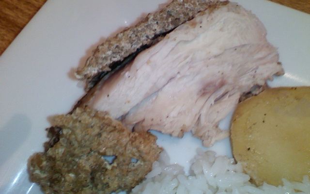 Peito de frango na crosta de sal grosso e pimenta-do-reino