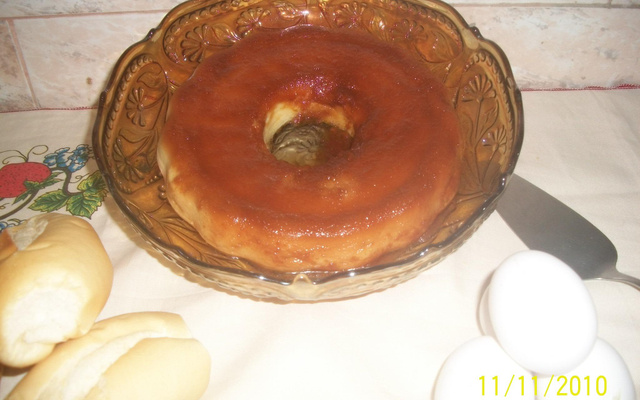 Pudim de pão saboroso em micro-ondas