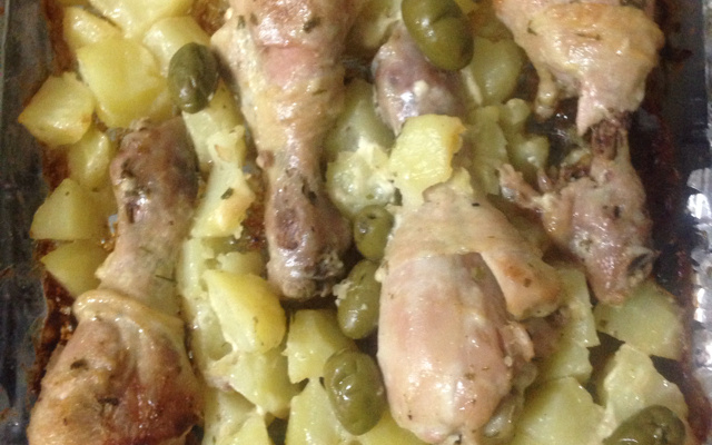 Coxa de frango assada com batatas