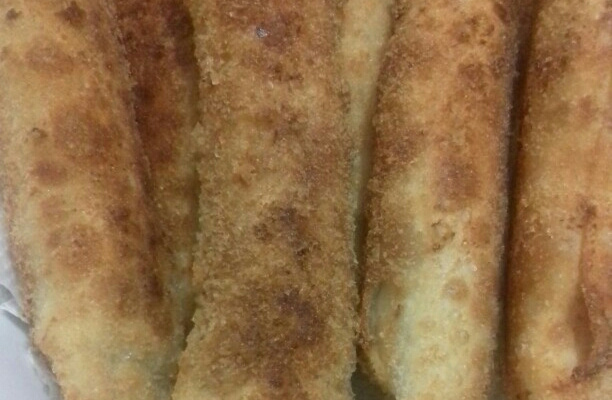 Enroladinho de salsicha com massa de pastel empanado