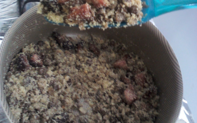 Farofa de lentilha com linguiça