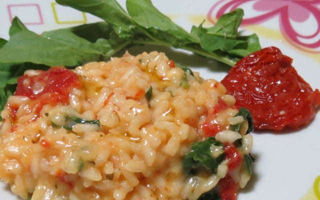 Risoto de tomate seco e rúcula