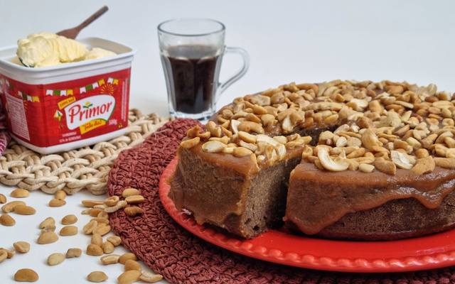 Bolo pé-de-moleque com cobertura de caramelo  