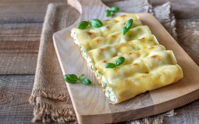 Canelones Recheados com Molho de Espinafre