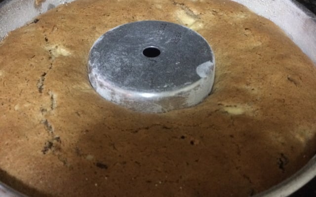 Bolo de maçã, canela, castanha e uvas-passas