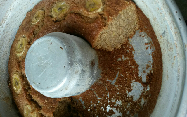 Pão integral de banana com nozes