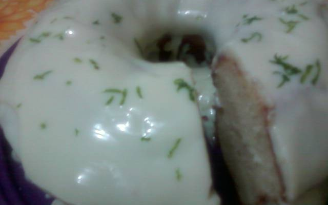 Bolo de iogurte com cobertura de limão