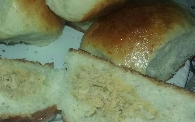 Pão de batata recheado com mortadela