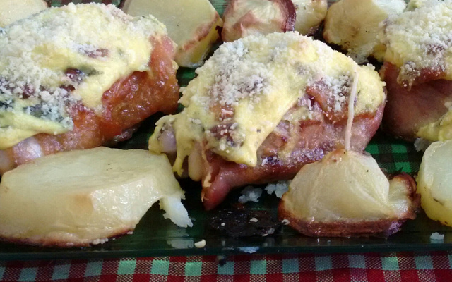 Coxa e sobrecoxa assada com molho de maionese