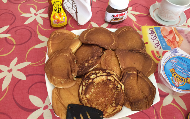 Panqueca para café da manhã com cobertura de mel de abelha