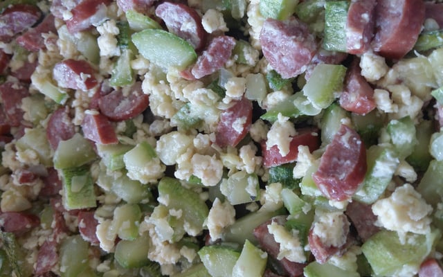 Mexidinho de abobrinha com calabresa fininha e ovos