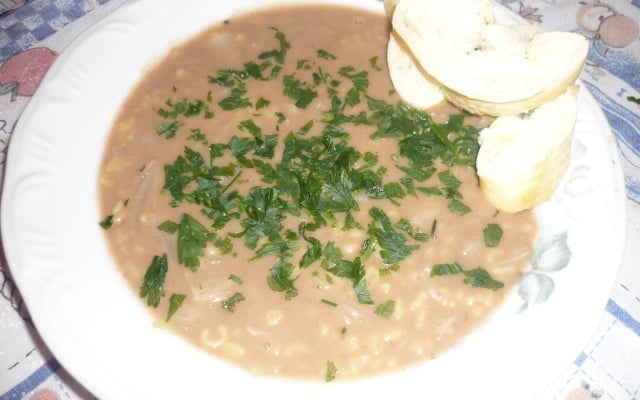 Sopa de feijão fácil e saborosa