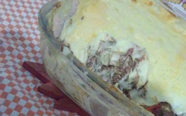 Escondidinho de carne de sol com batata e creme com requeijão.