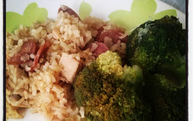 Arroz integral com legumes, calabresa e frango