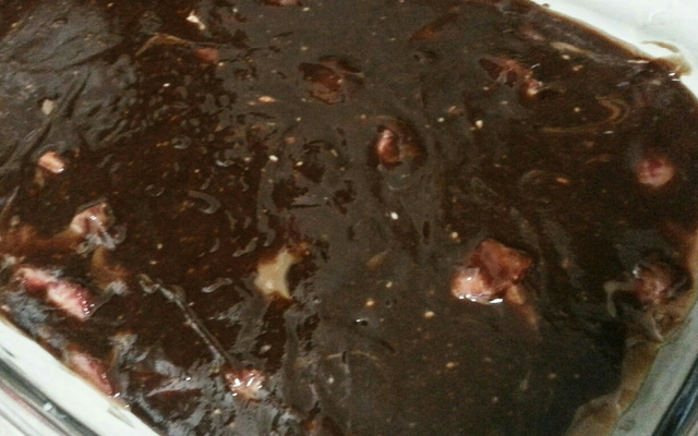 Bombom de brigadeiro branco com chocolate e frutas