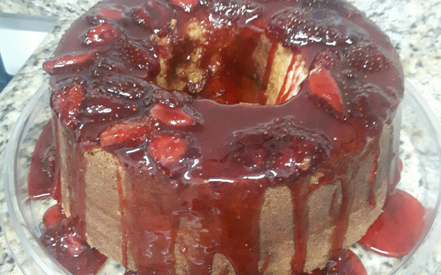 Bolo de iogurte com morango em calda