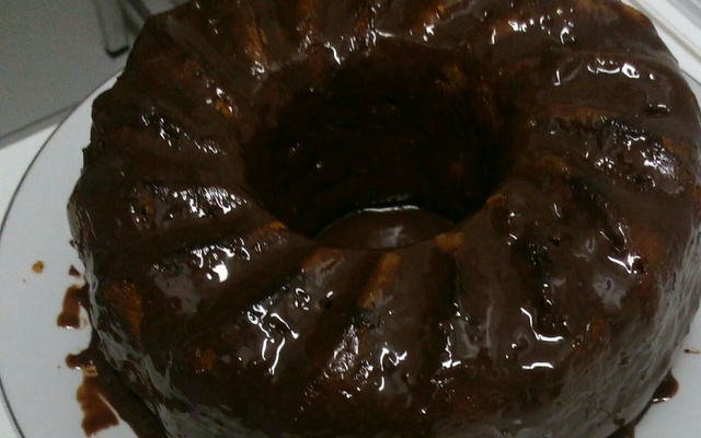 Bolo de cenoura com cobertura de chocolate