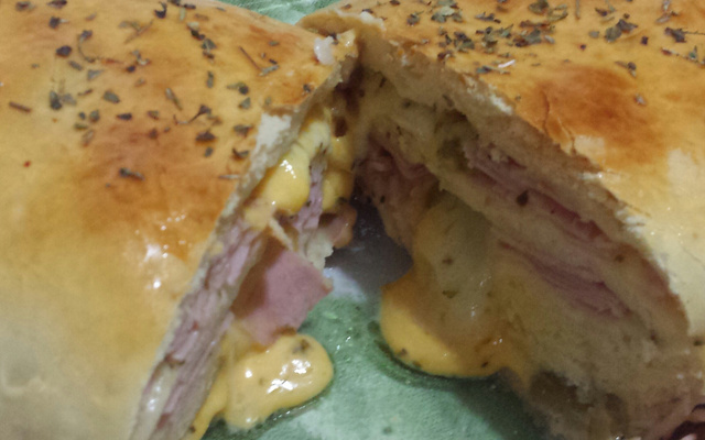 Pão recheado com presunto