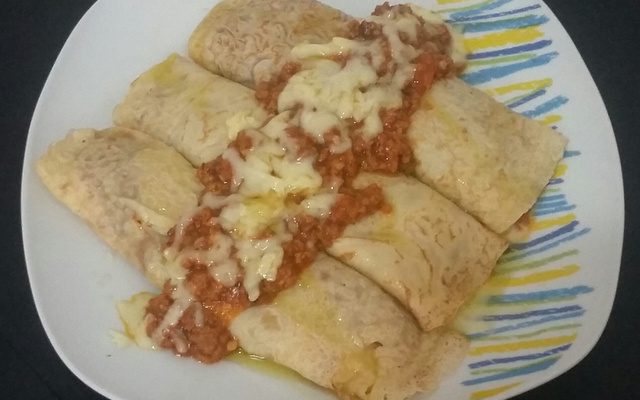 Panqueca com recheio de carne moída e mussarela