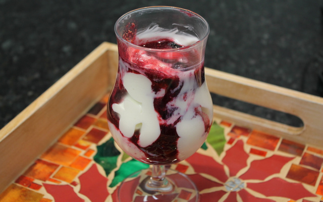 Frozen de iogurte com calda de frutas vermelhas