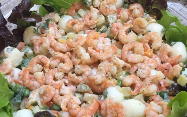 Salada de camarão rosa