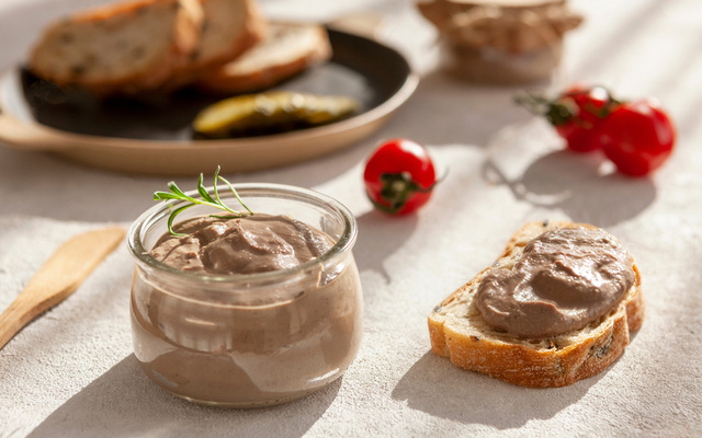 Pasta de tomate cereja com queijo prato