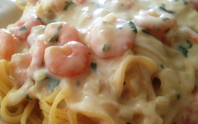 Macarrão com camarão ao molho de quatro queijos
