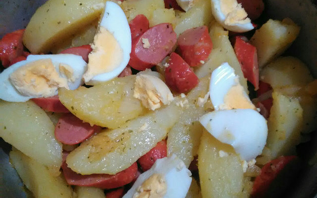 Salada quente de salsicha com batata