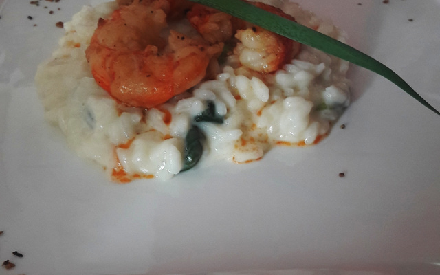 Risoto de espinafre com camarão bêbado