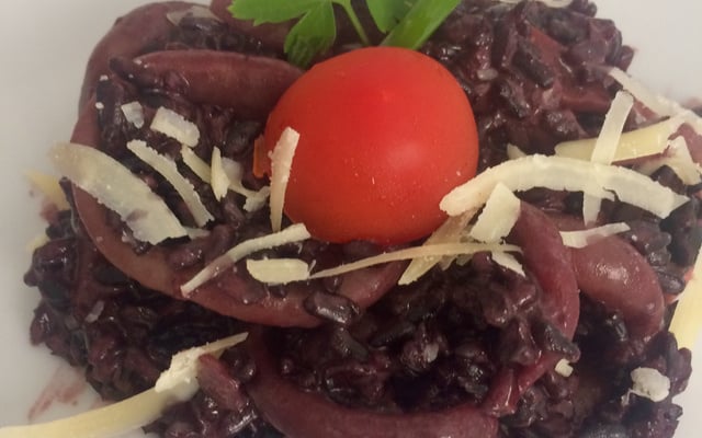 Risoto de arroz negro com lula