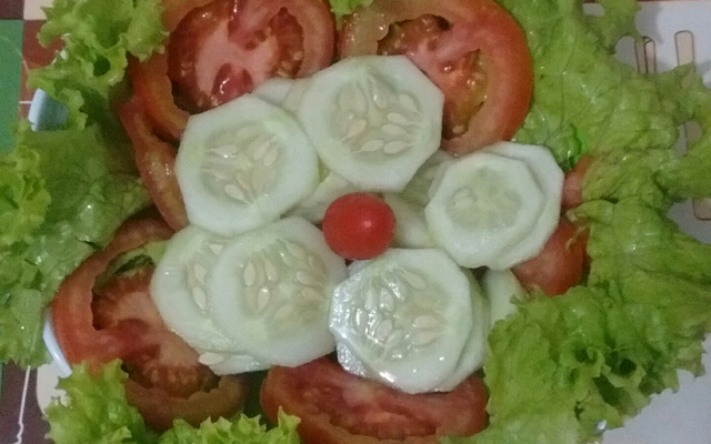 Salada mista com molho de tomate seco