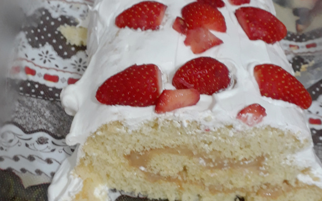 Rocambole de coco e brigadeiro branco