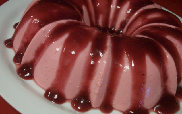 Flan de gelatina com morango