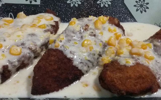 Frango empanado com creme de milho