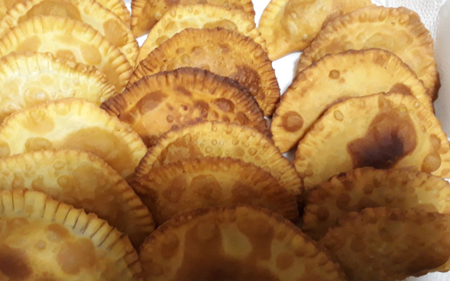 Massa de pastel com creme de leite e farinha