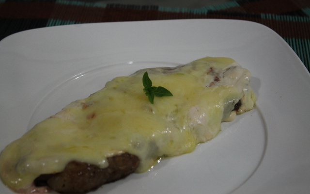 Filé mignon ao molho de queijo