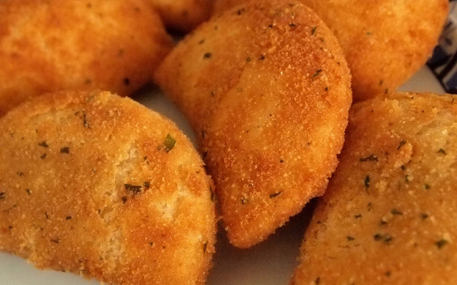 Risoles de frango com creme de queijo