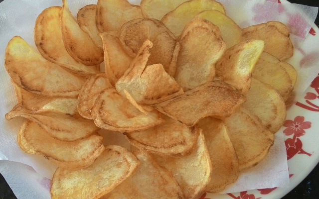 Batata chips de micro-ondas (com molho de maionese temperada )