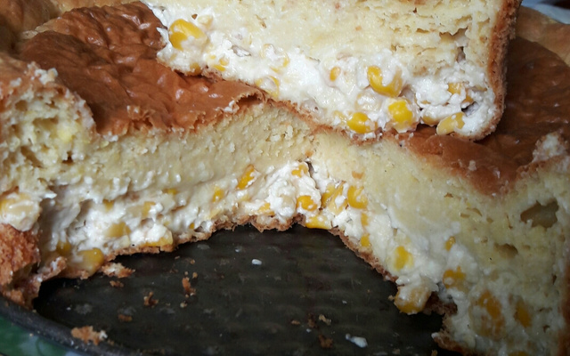 Torta de milho com recheio de milho e cream cheese