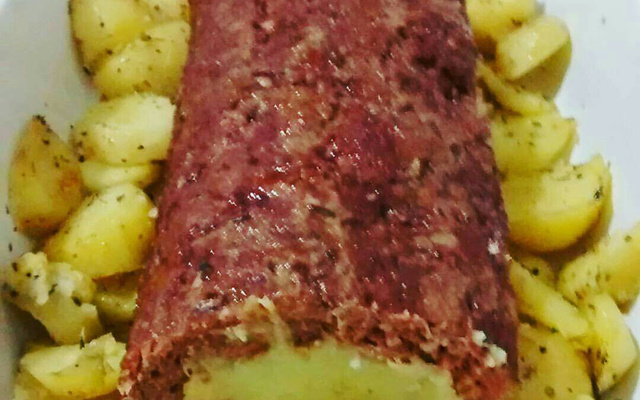 Rocambole de carne com batata