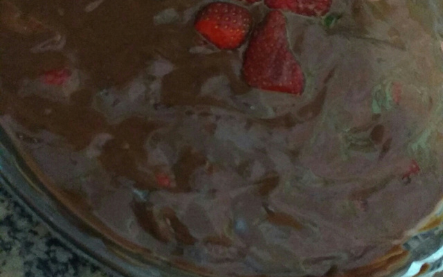 Bombom de morango na travessa