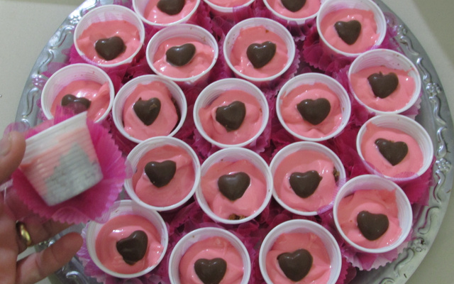 Bolo no potinho (mini mousse de morango) para festinhas