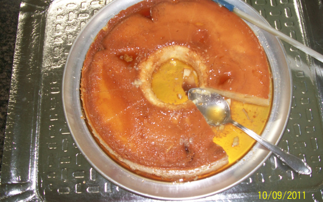 Bolo de cenoura com calda de chocolate e aveia