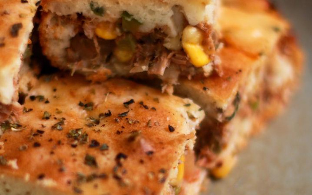 Torta de sardinha com alho negro