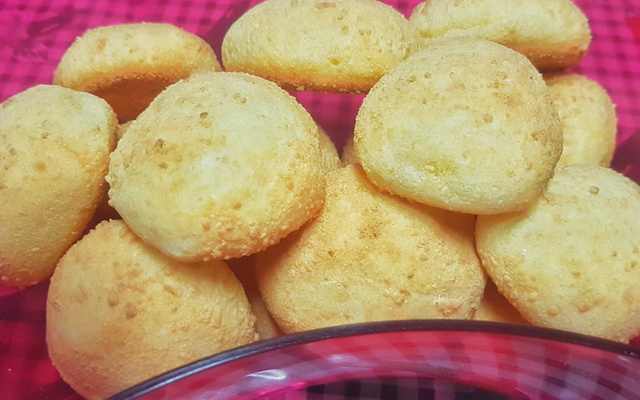 Pão de queijo empanado