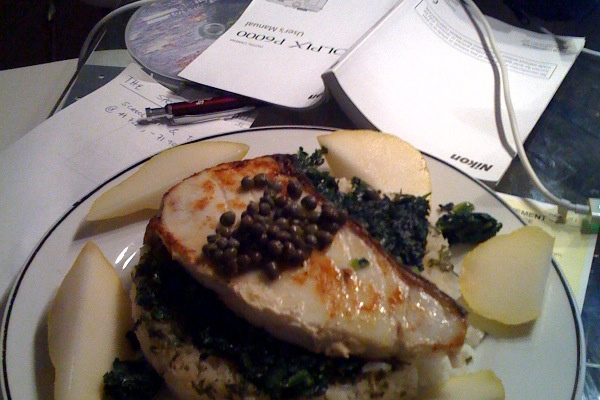 Peixe com espinafre e pera