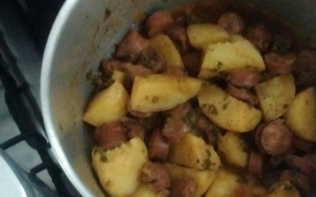 Ensopado de linguiça com batata