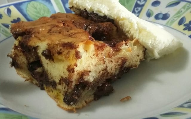 Cuca de banana e chocolate